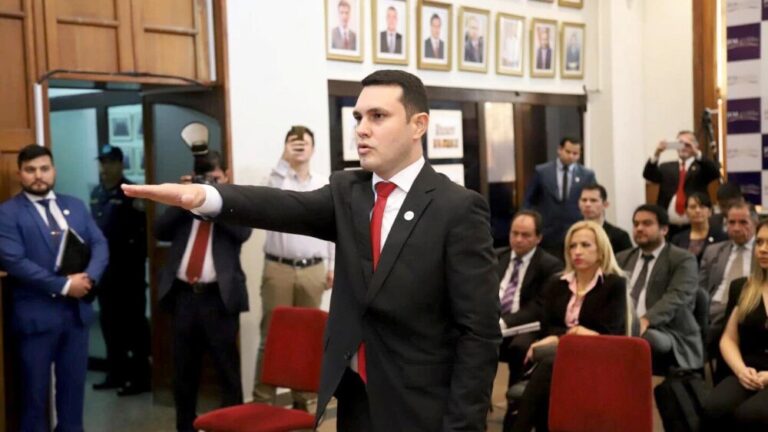 Continúan críticas e indignación por solicitud del senador Hernán Rivas.