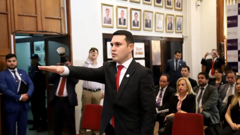 Fiscalía inicia nueva causa contra Hernán Rivas por documento falso.