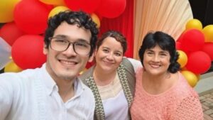 Mamá de Lizarrella celebró su cumpleaños en INAC con serenata.