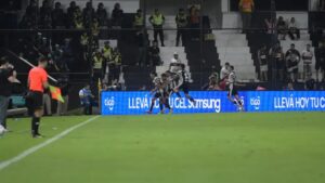 Libertad derrota a Olimpia en emocionante clásico blanco y negro.