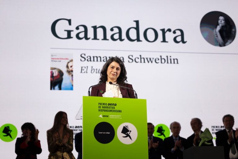 “¿Para qué perder el tiempo en 250 páginas si puedo contarlo en 20?”: la escritora Samanta Schweblin, ganadora del premio Aena, en siete relatos