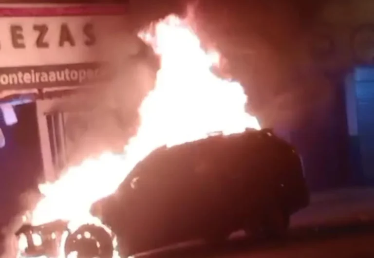 Una camioneta se incendia en plena línea internacional de Pedro Juan Caballero y su conductor se da a la fuga