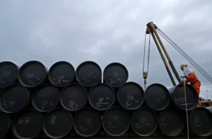 El petróleo modera su caída y escala por encima de los 100 dólares ante la incertidumbre en Oriente Próximo