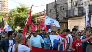 Trabajadores exigen reajuste, salud y transporte decente