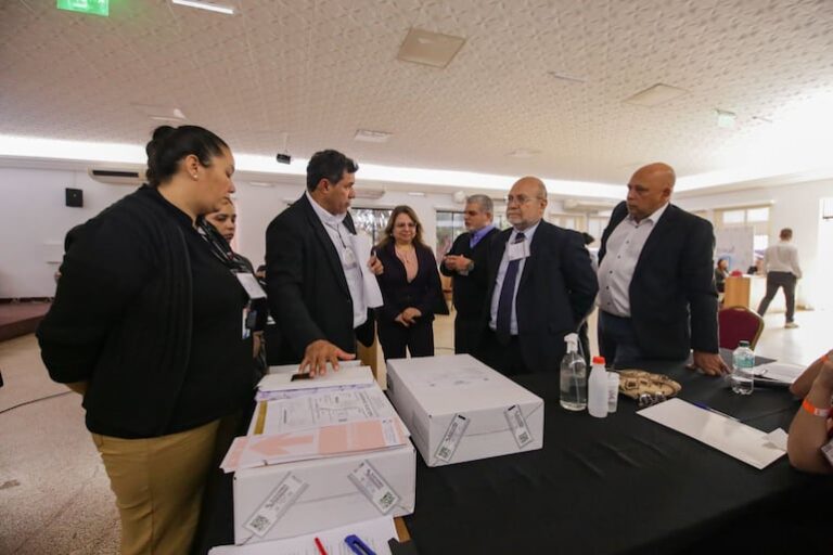 Bernal defiende máquinas de votación del PLRA frente a críticas internas