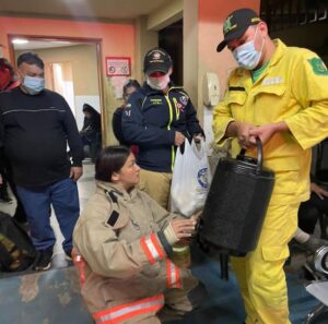 Bomberos de Ñemby brindan asistencia solidaria en hospitales durante el frío