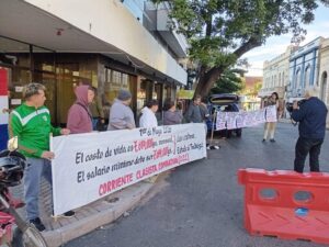 CSC exige salario mínimo de G. 7.614.000 en protesta en Asunción