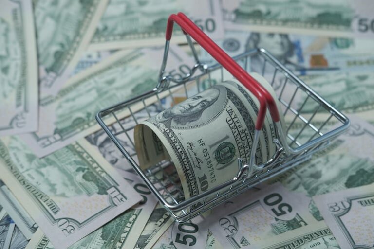 Caída del dólar en Paraguay no reduce precios de canasta básica, alerta CIP