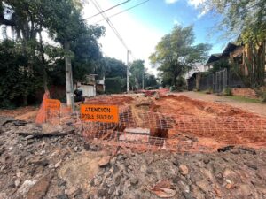 Caos en obras de desagüe pluvial complica circulación en Santo Domingo