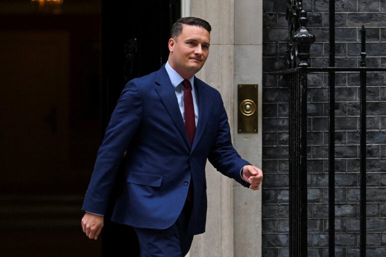El secretario de Sanidad británico, Wes Streeting, dimite para acelerar el recambio de Starmer