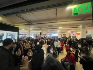 Fervor por las fiestas patrias llena la Estación de Buses de Asunción