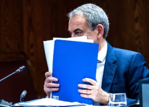 Imputación de Zapatero por el ‘Caso Plus Ultra’ y reacciones políticas en directo | La Policía encontró 286.070 euros escondidos en la casa del empresario Julio Martínez