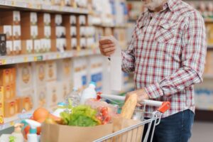 Inflación prevé leve repunte mientras el dólar se ajusta a la baja