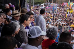 Iván Cepeda recurre a llenar plazas públicas para buscar la Presidencia de Colombia en primera vuelta
