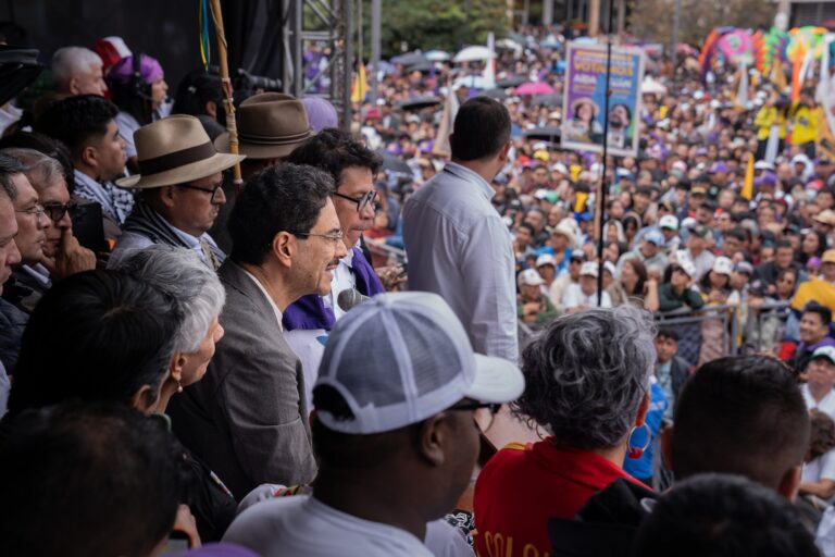 Iván Cepeda recurre a llenar plazas públicas para buscar la Presidencia de Colombia en primera vuelta