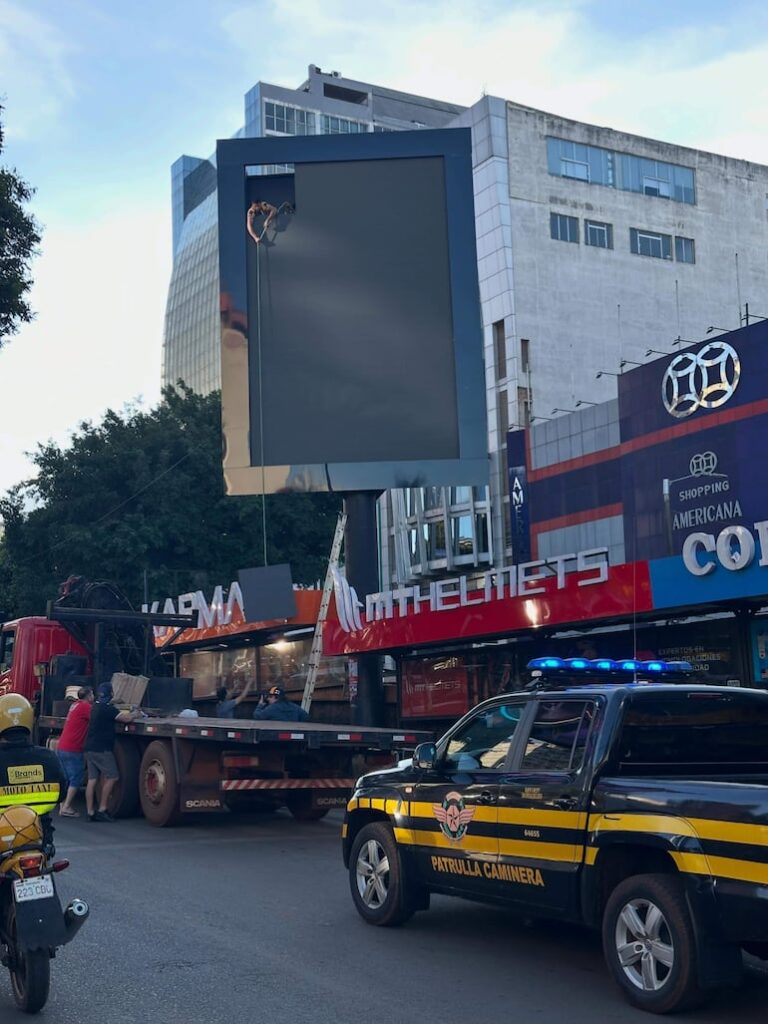 MOPC retira pantallas publicitarias en Puente de la Amistad por mensajes ofensivos