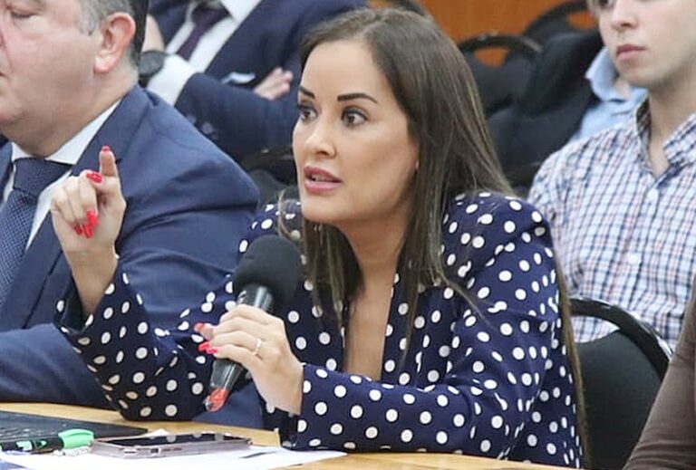 Magistrada de La Encarnación promociona servicios en redes tras acusaciones judiciales