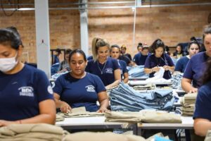 Más de 876.000 madres trabajan y sostienen hogares en Paraguay según el INE