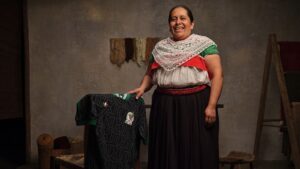 México borda la primera camiseta hecha a mano en un Mundial