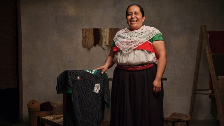 México borda la primera camiseta hecha a mano en un Mundial