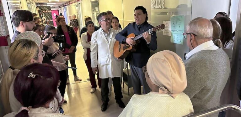Nuevo presidente del IPS honra a madres con tributo en hospital de Obstetricia