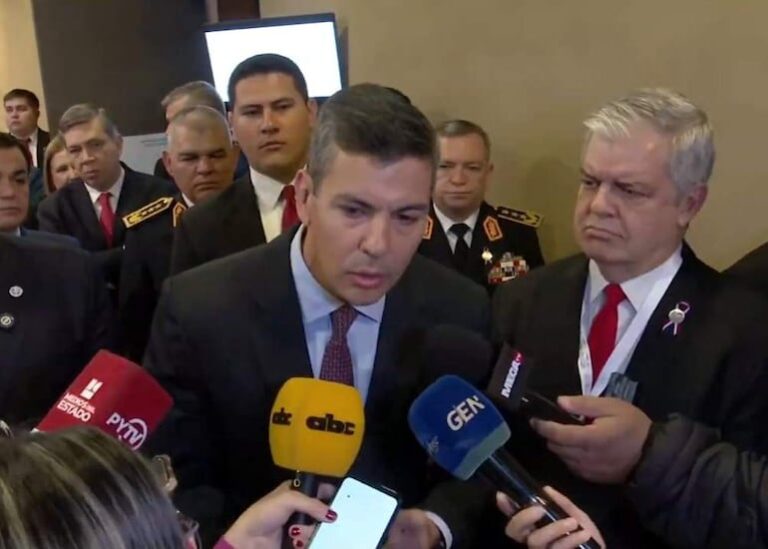 Peña desafía a periodistas y defiende su patrimonio en conferencia de prensa