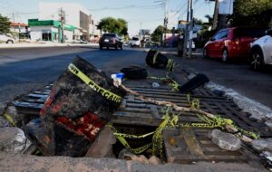 Pozo en Eusebio Ayala deja daños a vehículos por abandono municipal en Asunción