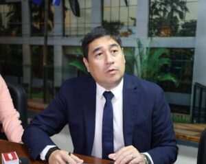 Senador Nakayama propone purga de funcionarios en el Congreso por títulos falsos