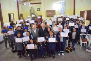 Sinafocal entrega 78 certificados de capacitación en Bañado Tacumbú por el Día de las Madres