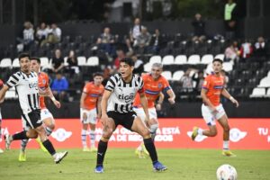 Video: El travesaño rechazó el penalti del delantero Lorenzo Melgarejo – Libertad