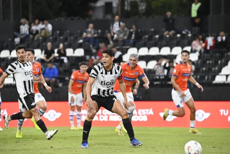 Video: El travesaño rechazó el penalti del delantero Lorenzo Melgarejo – Libertad