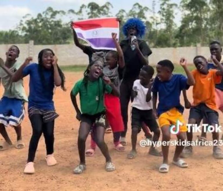 Bailarines jóvenes de Uganda inspiran a Paraguay antes del Mundial de Fútbol.