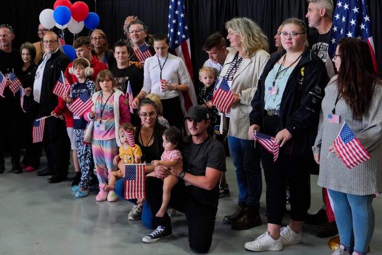Un año agridulce para los afrikaners, los únicos refugiados admitidos por Trump