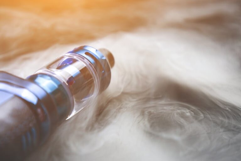 Vapeo en el Hospital Central revela riesgos ocultos para la salud pulmonar y cardiovascular