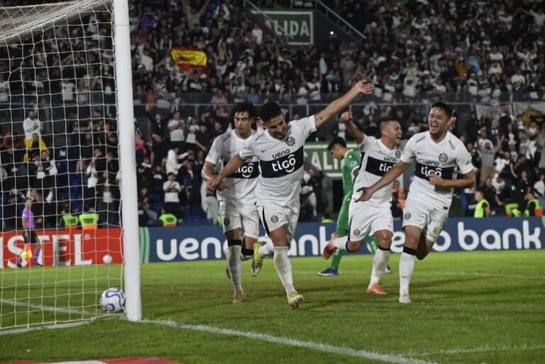 Olimpia se clasifica primero en su grupo de la Copa Sudamericana tras una emocionante remontada.