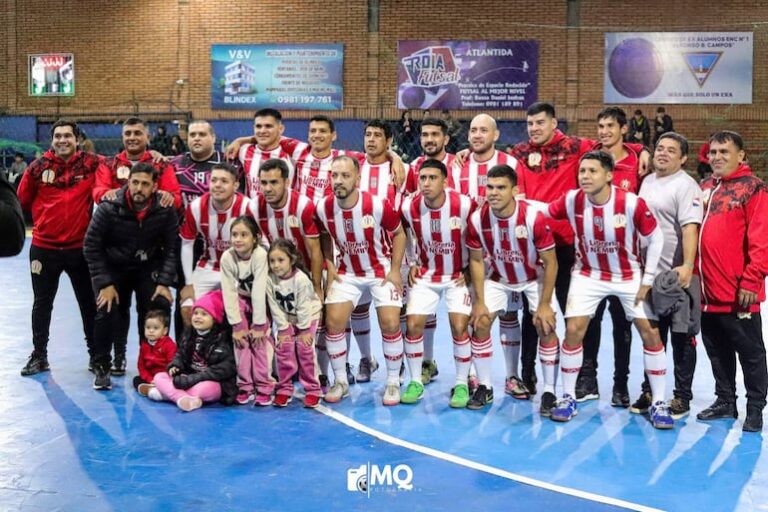 Sportivo José Meza lidera el grupo en el salón polideportivo.