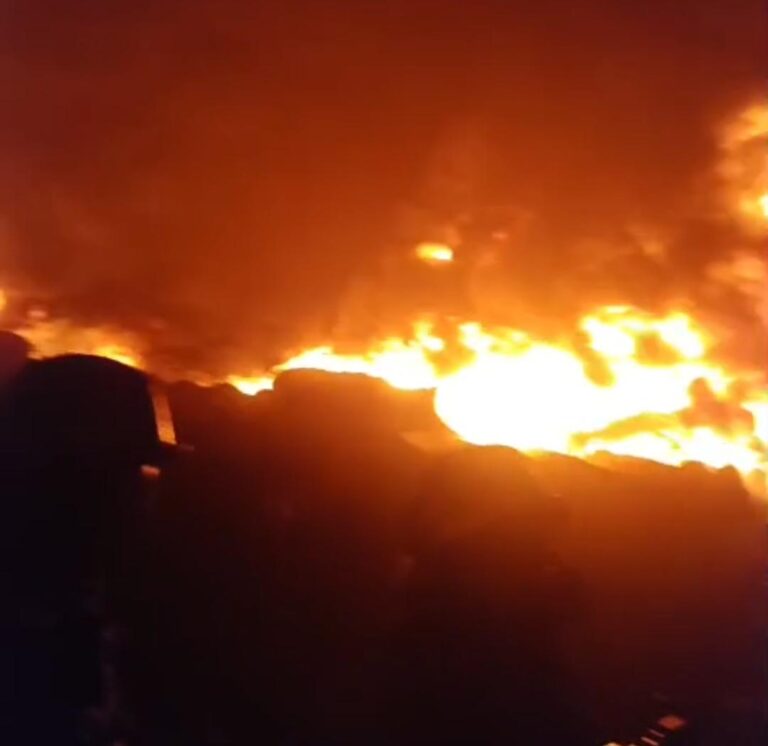 Incendian un gran lote de neumáticos en Pedro Juan Caballero.