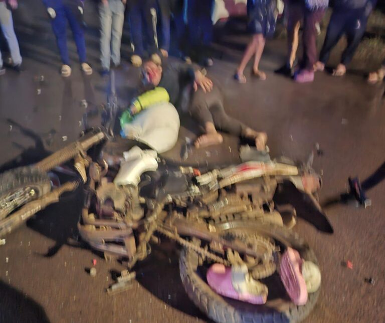 Hermanos en hospital con fracturas tras accidente moto-camioneta.