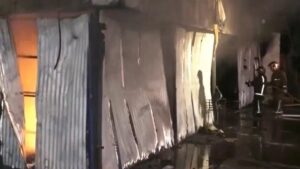 Incendio en tienda causa la muerte de empleado atrapado en baño.