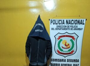Ebrio brasileño volcó su auto al chocar con vehículo estacionado.