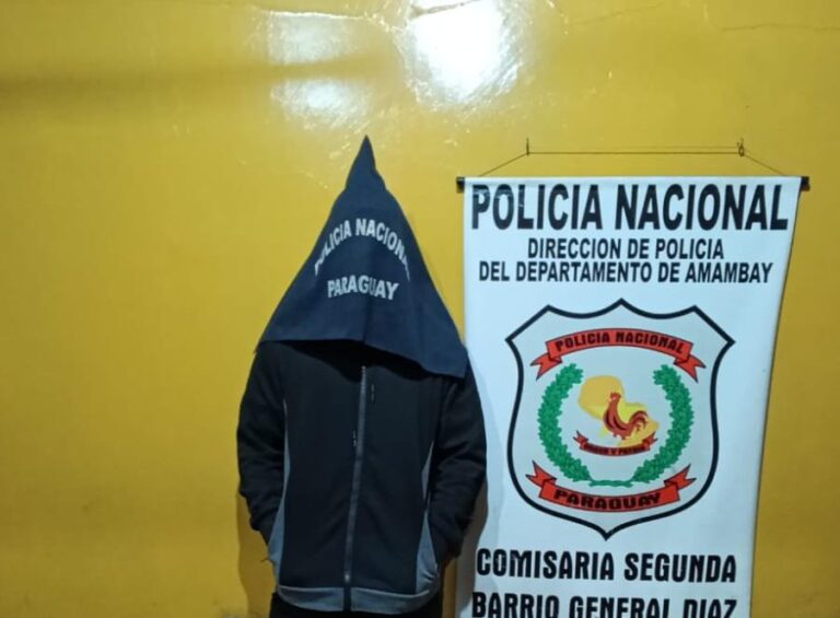 Ebrio brasileño volcó su auto al chocar con vehículo estacionado.