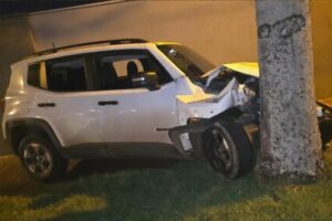 Conductora esquivó moto y terminó chocando contra un árbol.