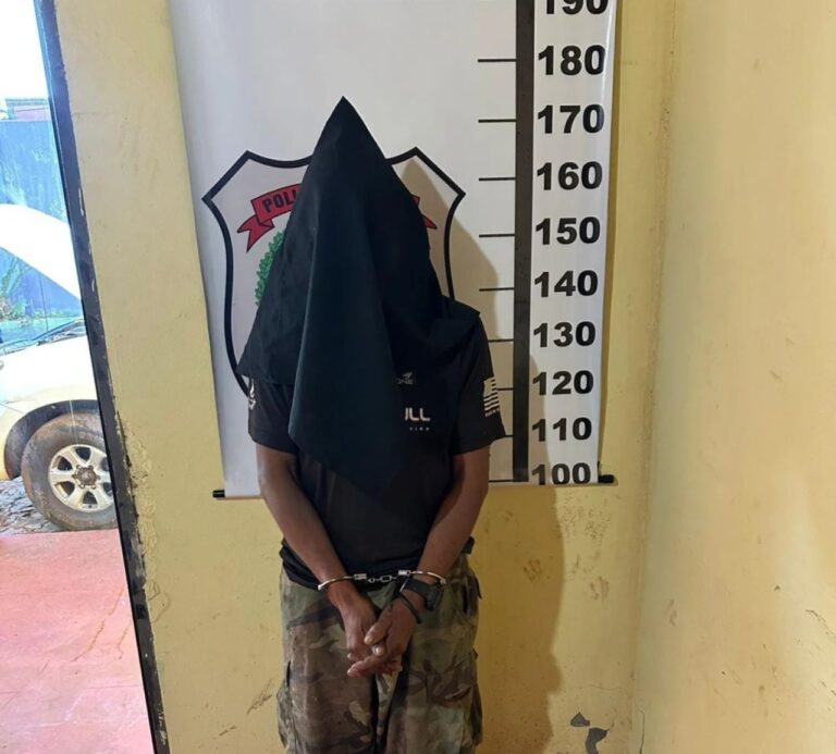 Hombre acusado de apuñalar a su propio hijo fue capturado