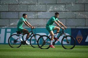 ¡En bici y acompañado! La sorprendente llegada de Achraf Hakimi al entrenamiento de Marruecos – Copa del Mundo de Fútbol