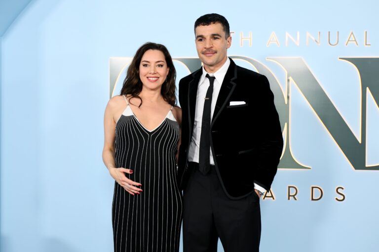 Aubrey Plaza luce embarazada de su novio a un año y cuatro meses de la muerte de su marido: el juicio social sigue implacable