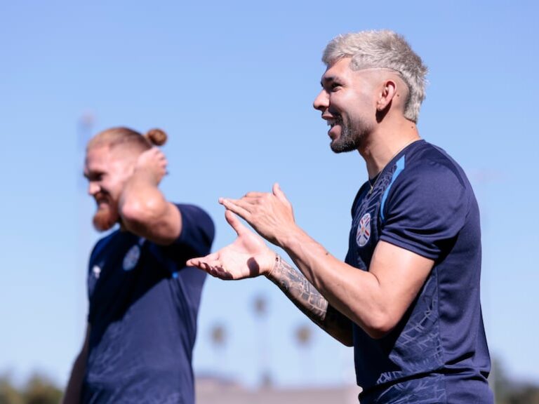 Julio Enciso completó su entrenamiento sin inconvenientes y podrá jugar en el debut contra Estados Unidos – Selección Paraguay.