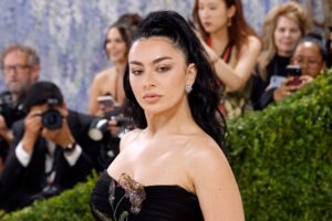 Charli XCX habla de las consecuencias mentales que le dejó su disco ‘Brat’: “Estoy en el peor estado de mi vida”