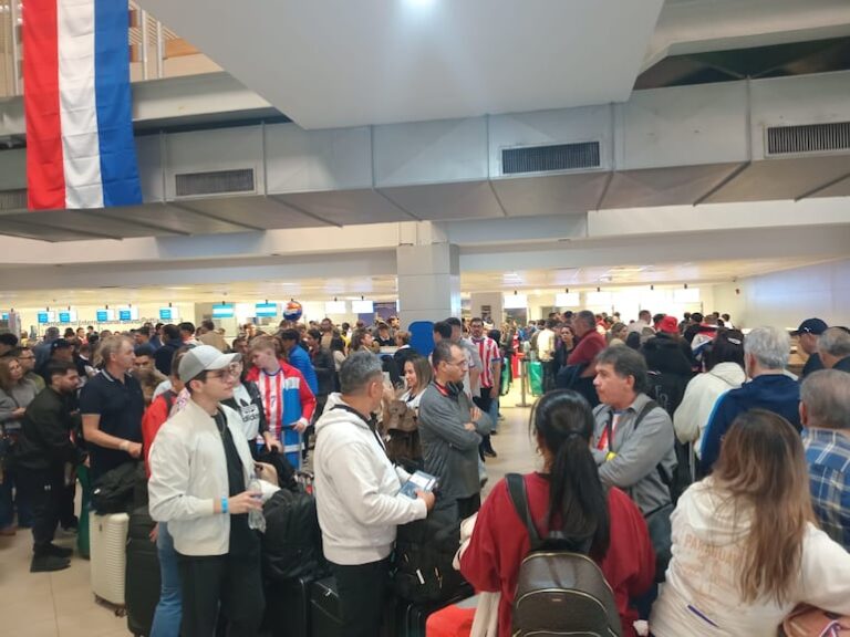 Cientos de hinchas paraguayos viajan a Estados Unidos para apoyar a la Albirroja