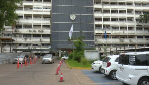 Clausuran acceso principal del Hospital Central del IPS por seguridad en Paraguay