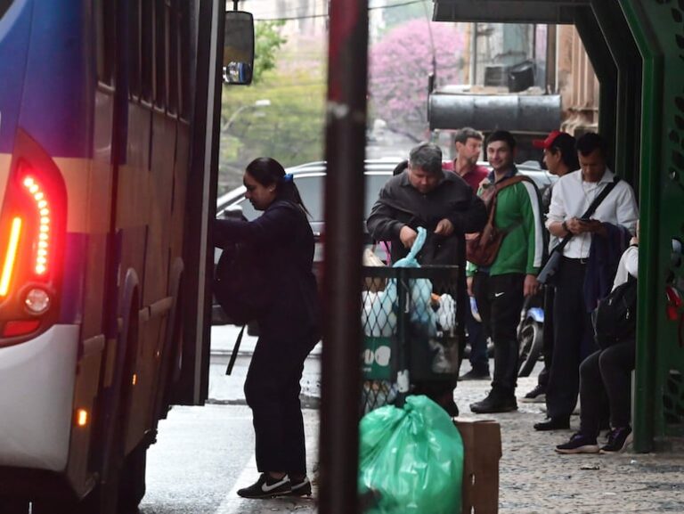 Crisis en transporte público de Asunción persiste a pesar de nuevos buses eléctricos